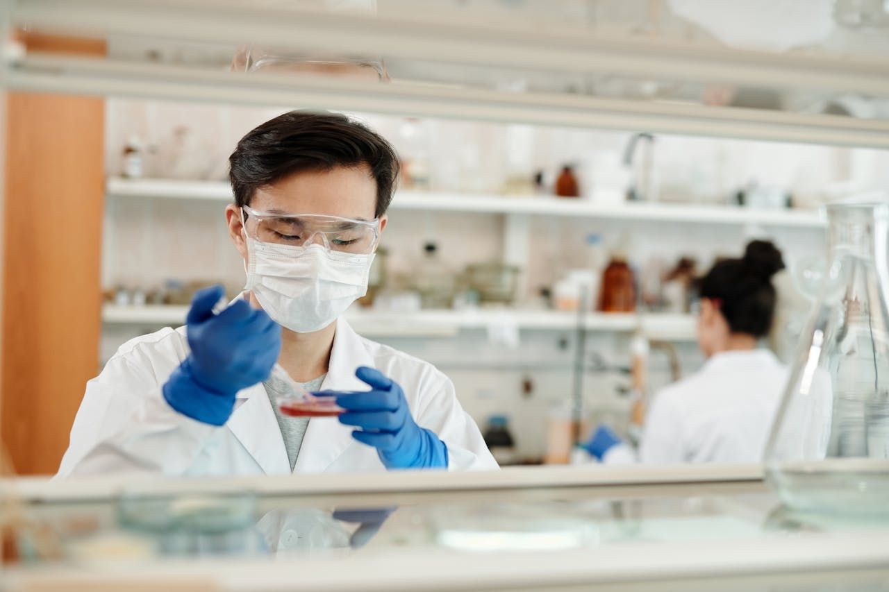 2027 How to Become a Clinical Technologist: Salary & Career Paths thumbnail