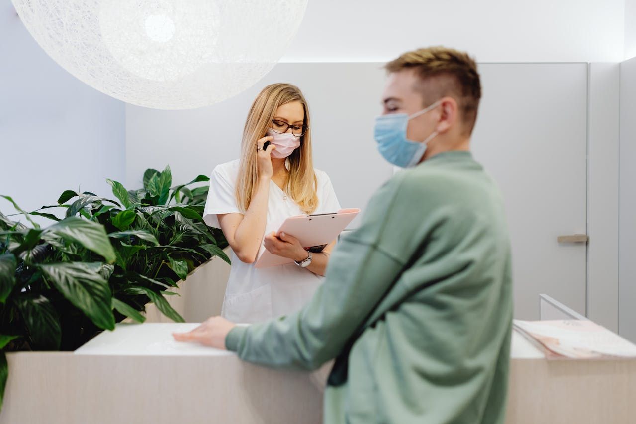 2027 Medical Assistant vs. Dental Assistant: Explaining the Difference thumbnail