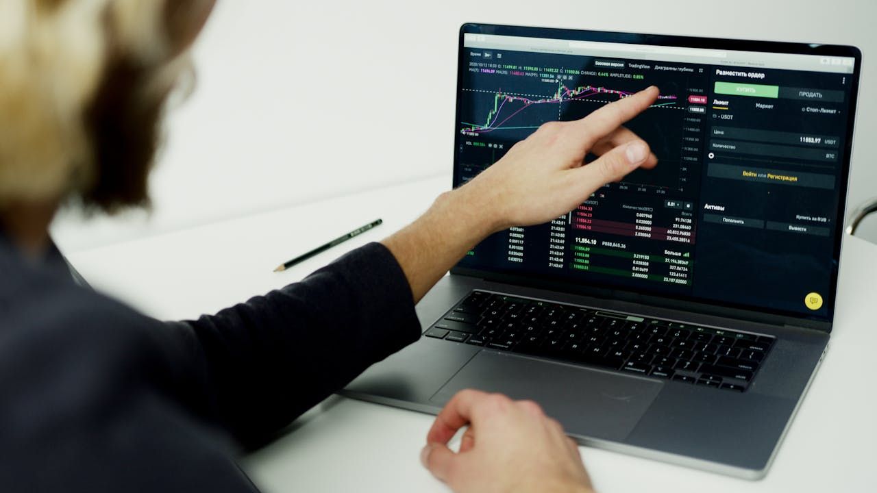 2027 How to Become a Risk Analyst: Salary & Career Paths thumbnail