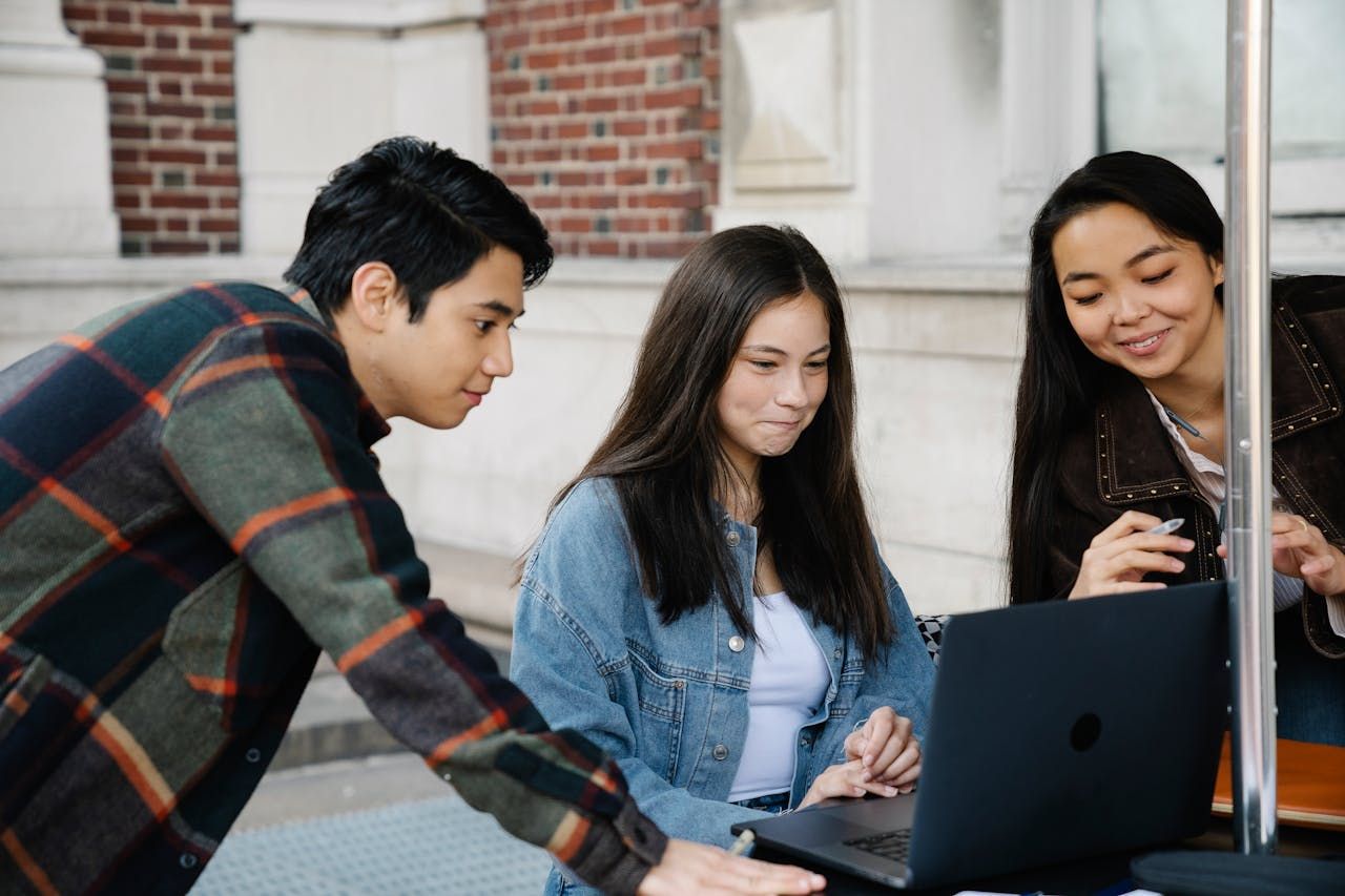 2027 Best Careers You Can Have with an Associate of Arts Degree thumbnail