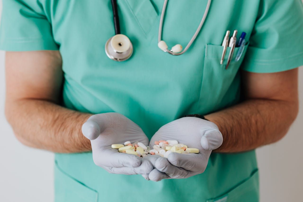 2027 Online Pharmacist: What Is It? And How to Become One thumbnail