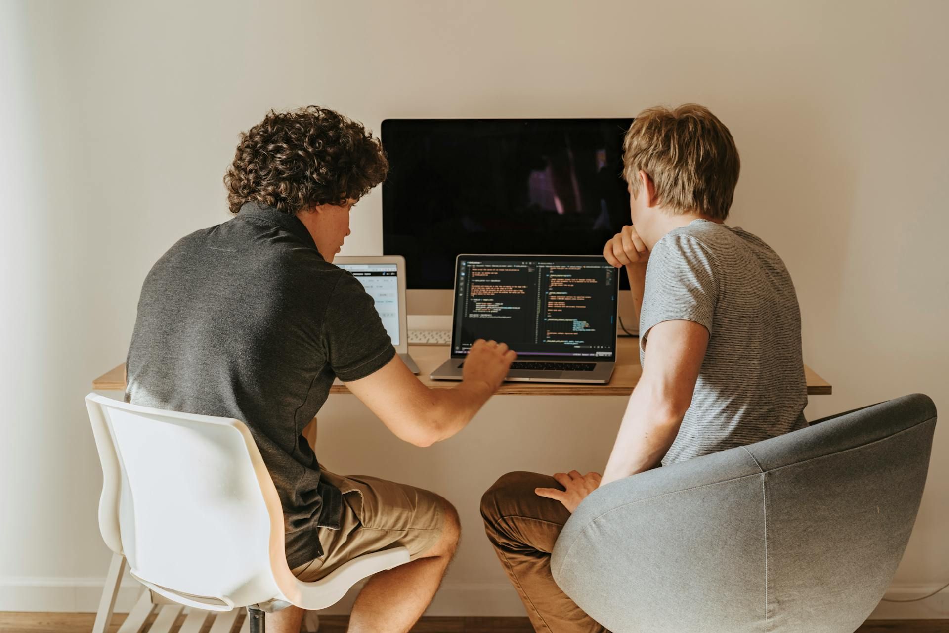 2027 Software Developer vs Software Engineer: Explaining The Difference thumbnail